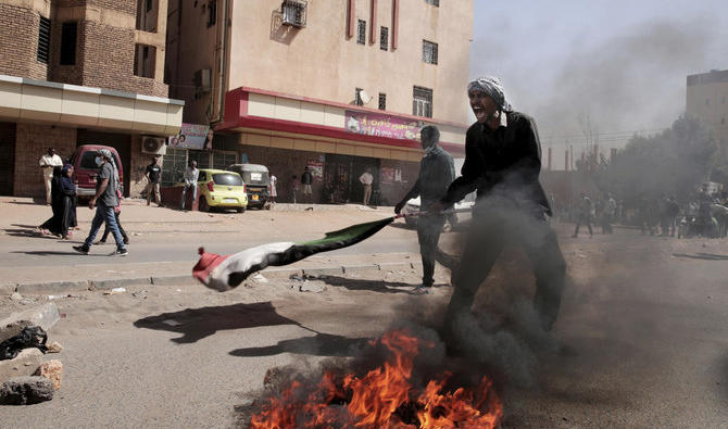 Un manifestant en colère, à Khartoum, au Soudan, le lundi 17 janvier 2022. (AP Photo) 