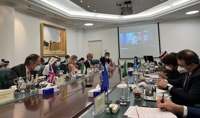 Des représentants des amis du Soudan en au ministère des Affaires étrangères à Riyad. (Twitter/@volkerperthes) 