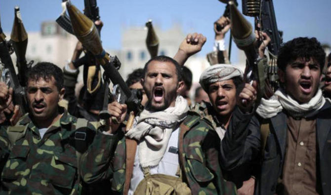 Des terroristes houthis montrent leurs armes d'un air menaçant lors d'un rassemblement à Sanaa, la capitale du Yémen. (Photo, AFP)