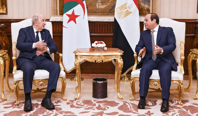 Photo publiée par la présidence égyptienne, montrant le président égyptien, Abdel Fattah al-Sissi (à droite), recontrant son homologue algérien, Abdelmadjid Tebboune, le 24 janvier 2022, dans la capitale, Le Caire. (Photo, AFP) 