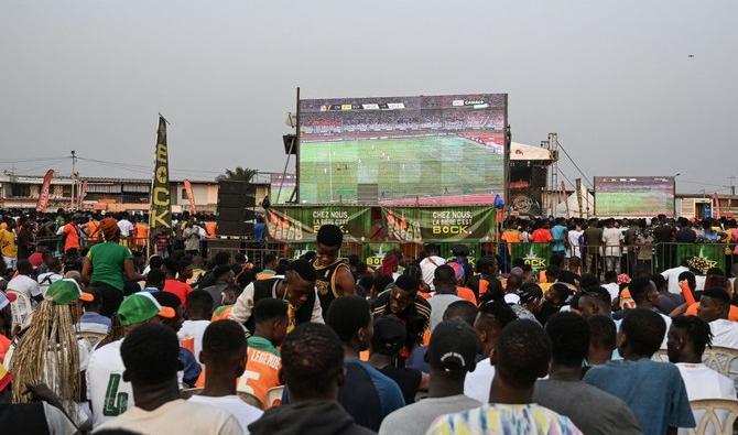 L’Égypte a remporté une séance de tirs au but (5-4) contre la Côte d’Ivoire au terme de 120 minutes de jeu qui se sont soldées par un 0-0. Ci-dessus, des supporters ivoiriens à Abidjan, le 26 janvier 2022. (Photo, AFP) 