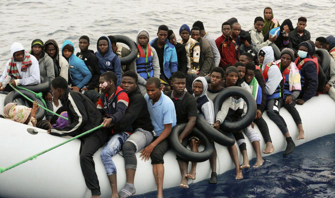 Des migrants sont ramenés à terre après avoir été interceptés par les garde-côtes libyens en mer Méditerranée en octobre. Six migrants se sont noyés et 30 étaient portés disparus jeudi en Tunisie après le naufrage de leur bateau alors qu'ils tentaient de rejoindre l'Europe. (AP/Fichier)