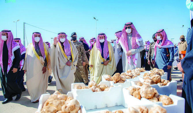 Le gouverneur de Qassim, le prince Faisal ben Mishaal, s’est dit fier de la diversité des festivals, affirmant que celui de la truffe répondait au désir des agriculteurs et d'autres car elle est cultivée de façon saisonnière. (SPA) 