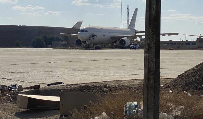 Un avion endommagé sur le tarmac de l'aéroport de Bagdad, après une attaque à la roquette à Bagdad, en Irak, le vendredi 28 janvier 2022. (Photo, AP) 