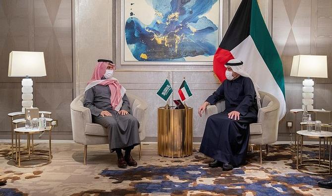 Le prince Faisal ben Farhane, ministre des Affaires étrangères saoudien, reçu par le ministre koweïtien des Affaires étrangères Ahmed Nasser Mohammed Al-Sabah. (SPA) 