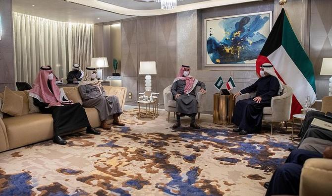 Le prince Faisal ben Farhane, ministre des Affaires étrangères saoudien, reçu par le ministre koweïtien des Affaires étrangères Ahmed Nasser Mohammed Al-Sabah. (SPA) 