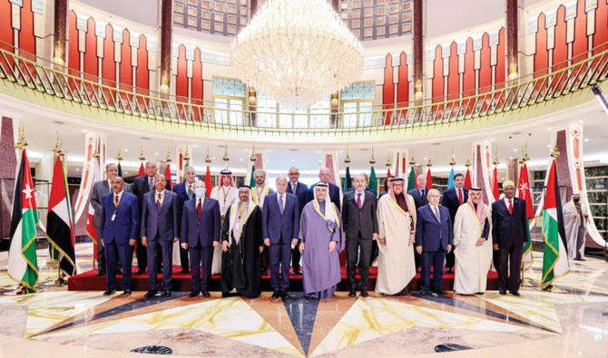 Le ministre koweïtien des Affaires étrangères, cheikh Ahmad Nasser al-Mohammad al-Sabah, pose avec les ministres arabes des Affaires étrangères, lors d’une réunion pour discuter de la réponse du Liban à une feuille de route du Golfe visant à mettre fin à la crise diplomatique. (Reuters) 