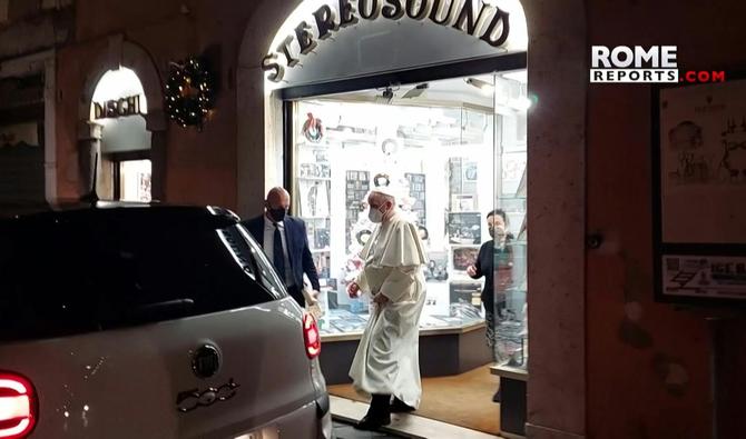 Le pape François, grand amateur de musique classique, fait une visite surprise chez un marchand de disques à Rome pour bénir les lieux et repart avec un vinyle. (Photo, AFP)