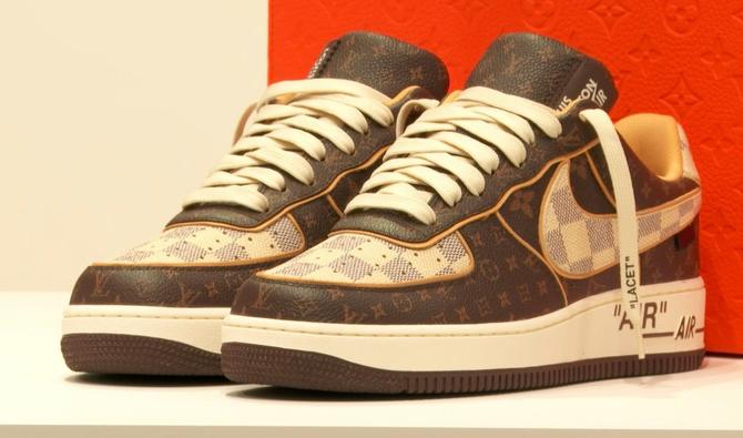 Une paire de Nike «Air Force 1»  en collaboration avec Louis Vuitton dessinées par Virgil Abloh exposée à Sotheby's. (Photo, AFP)