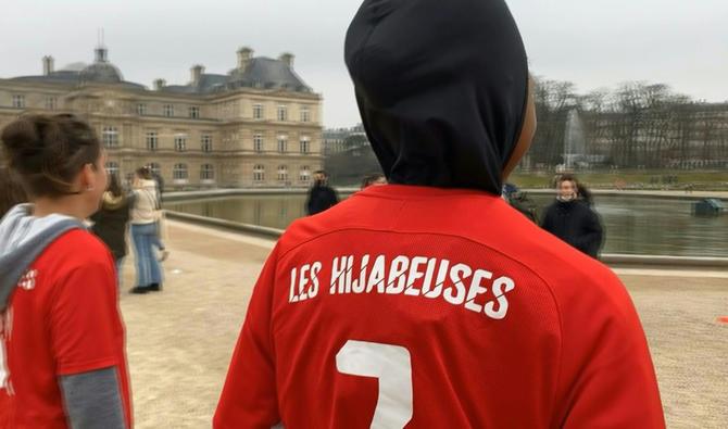Des footballeuses musulmanes amatrices jouant dans le jardin du Luxembourg face au Sénat. (Photo, AFP)