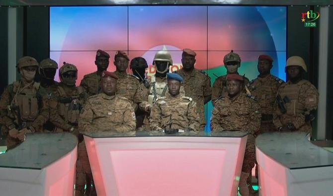 Des militaires annoncent la dissolution du gouvernement à la télévision. (Photo, AFP)