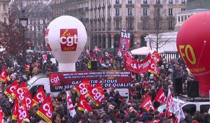  Des manifestants rassemblés sur la place de la Bastille lors de la journée de mobilisation interprofessionnelle pour réclamer des hausses de salaires. (Photo, AFP)
