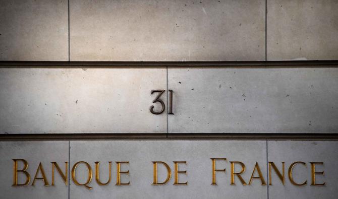 Les femmes seules ou avec un enfant à charge sont encore les plus touchées par le surendettement, affirme une enquête publiée lundi par la Banque de France. (Photo, AFP)