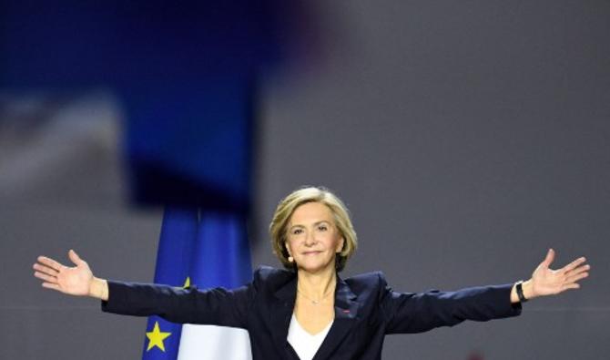 Valérie Pécresse, candidate à la présidence du parti conservateur français Les Républicains (LR), salue le public lors de son meeting au Zénith de Paris, le 13 février 2022. (Photo, AFP)