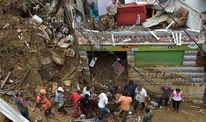Un glissement de terrain meurtrier survenu après de fortes inondations dans la ville brésilienne de Petropolis, dans les collines au-dessus de Rio de Janeiro, qui a fait au moins 44 morts. (Photo, AFP)