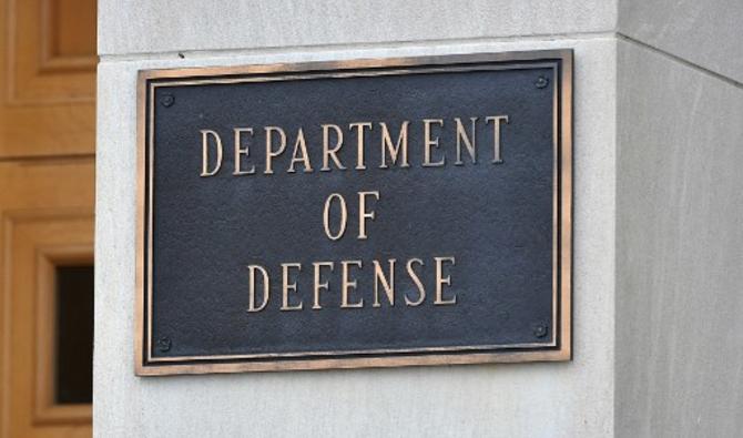 Une poule a été appréhendée tôt lundi alors qu'elle «furetait autour de la zone sécurisée du Pentagone». (Photo, AFP)