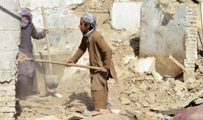 Des travailleurs enlèvent les décombres d'une cachette présumée de l'État islamique à la suite d'une opération menée par des membres talibans contre l'État islamique-Khorasan, la section locale du groupe djihadiste, à Kandahar, le 15 novembre 2021. (Photo, AFP)