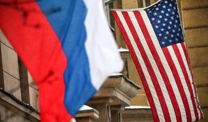 Un drapeau russe à côté du bâtiment de l'ambassade des États-Unis à Moscou, le 7 décembre 2021. (Photo, AFP)
