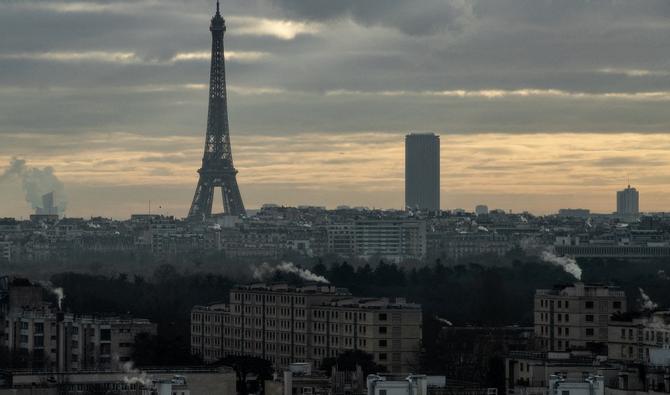 Cette photo prise le 6 janvier 2022 montre une vue de Paris avec la tour Eiffel et la tour Montparnasse, sous un ciel nuageux à Puteaux. Joël SAGET / AFP