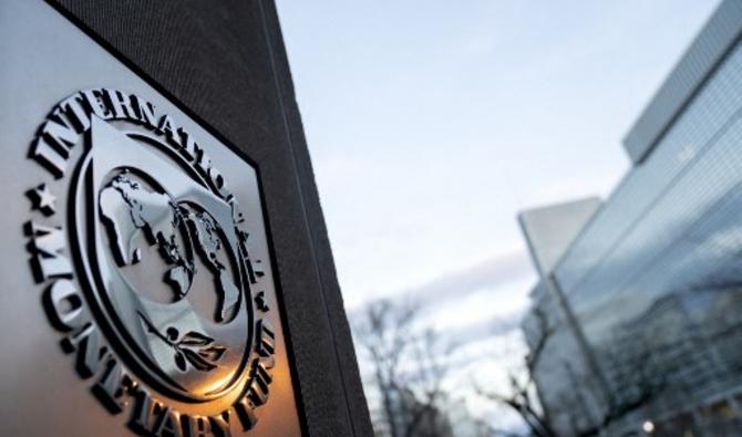 Le sceau du Fonds monétaire international est visible près du siège de la Banque mondiale à Washington, DC, le 10 janvier 2022. (Photo, AFP)