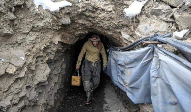 Un travailleur sort d'un tunnel dans la zone minière sur une montagne de la vallée de Mikeni dans la province du Panjshir, le 12 janvier 2022. (Photo, AFP)