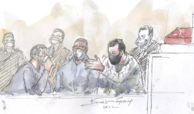 Ce croquis d'audience réalisé le 27 janvier 2022 montre les coaccusés Mohamed Abrini, Mohamed Amri et Salah Abdeslam, principal suspect des attentats de Paris et Saint-Denis. (Photo, AFP)
