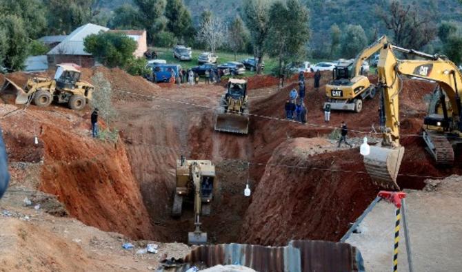 Cinq pelleteuses déployées sur place ont commencé à creuser un terrain parallèle au puits. (Photo, AFP)