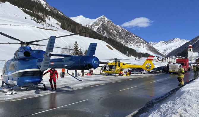 Des hélicoptères de sauvetage se tiennent à proximité de l'endroit où s'est déclenché l'avalanche qui a fait un mort, le 4 février 2022. (Photo, AFP)