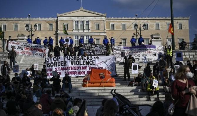 Une manifestation dans le centre d'Athènes, le 6 février 2022, contre les refoulements de migrants et la violence aux frontières, après les allégations turques selon lesquelles la politique frontalière de la Grèce a conduit la semaine dernière 19 migrants à mourir de froid. (Photo, AFP)