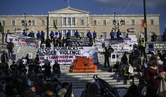 Les manifestants, qui se sont rassemblés à l'appel de groupes de gauche et antiracistes, ont crié leur colère contre «l'assassinat de migrants à la frontière», déployant des banderoles sur lesquelles on pouvait lire «Stop aux refoulements et à la violence aux frontières». (Photo, AFP)