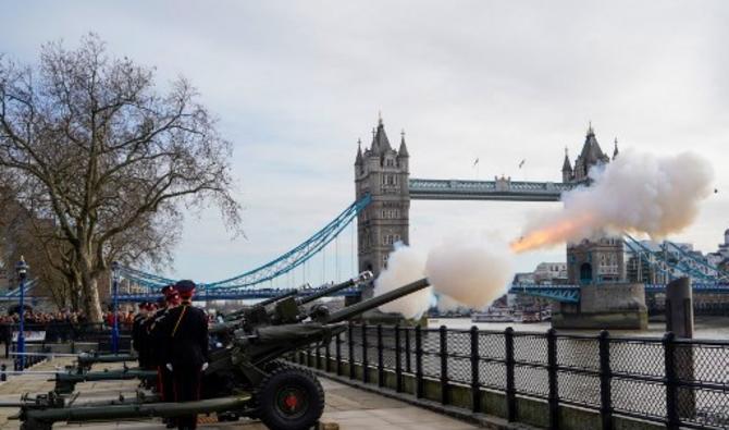À midi, les militaires de la King's Troop Royal Horse Artillery, nommée par le père de la reine, le roi George VI, ont tiré une salve de 41 coups de canon à Green Park. (Photo, AFP)