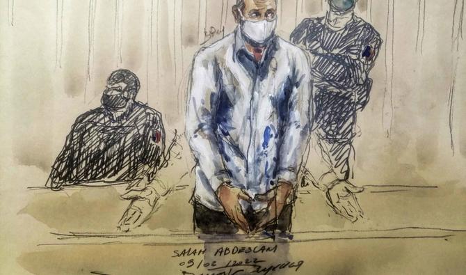 Ce croquis d'audience réalisé le 9 février 2022 montre l'accusé Salah Abdeslam debout devant la cour d'assise spéciale de Paris lors du procès des attentats de novembre 2015 qui ont fait 130 morts. (Photo, AFP)