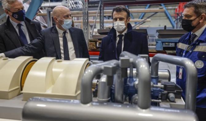 Le président français Emmanuel Macron et le ministre de l'Économie et des Finances Bruno Le Maire visitent le site de production principal de GE Steam Power System pour ses systèmes de turbines nucléaires à Belfort, dans l'est de la France, le 10 février 2022. (Photo, AFP)