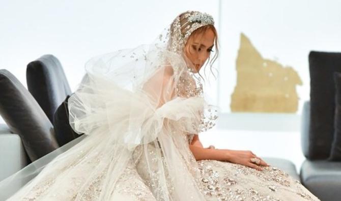 La robe blanc cassé est composée d’une jupe en tulle ornée de perles. (Getty Images) 