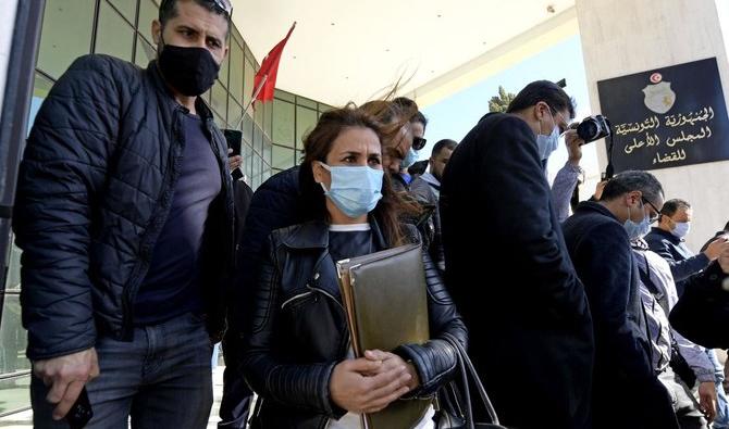 La notaire Najiba Selliti se tient lundi devant le siège fermé du Conseil supérieur de la magistrature tunisien dans la capitale Tunis. (Photo, AFP)