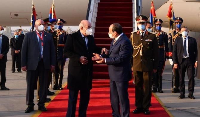 Abdel Fattah al-Sissi recevant Abdelmedjid Tebboune à l'aéroport international du Caire, en Égypte, le 24 janvier 2022. (Présidence égyptienne) 