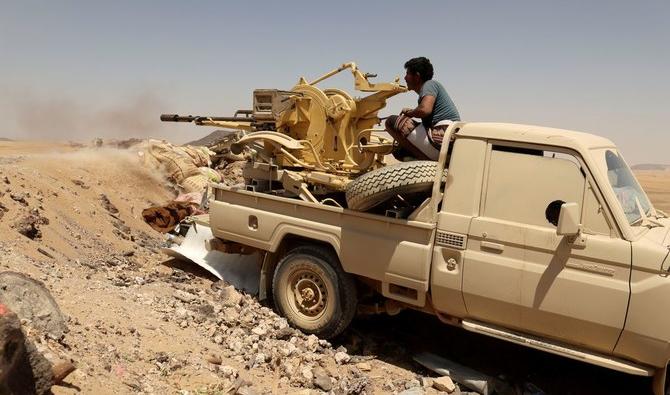 Un combattant du gouvernement yéménite sur la ligne de front tire avec une arme montée sur un véhicule lors des combats contre les Houthis à Marib. (Photo, Reuters) 