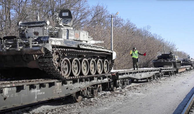 Les chars russes retournent à leurs points de stationnement permanent après les exercices. (Photo, AP)
