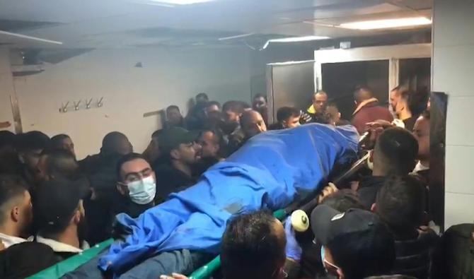 Les dépouilles des trois Palestiniens tués au cours d'un raid israélien transportées de l'hôpital. (Photo, AFP)
