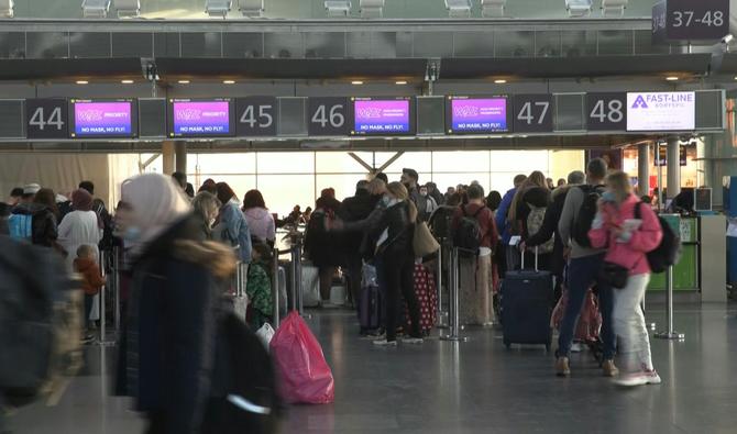 Des personnes faisant la queue pour l'enregistrement à l'aéroport de Boryspil, Kiev. (Photo, AFP)