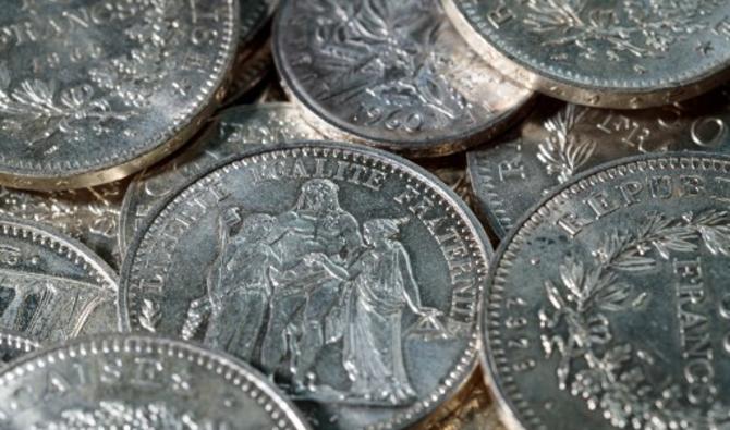 Les pièces d'argent en francs français sont photographiées à Paris, le 20 février 2020. (Photo, AFP)