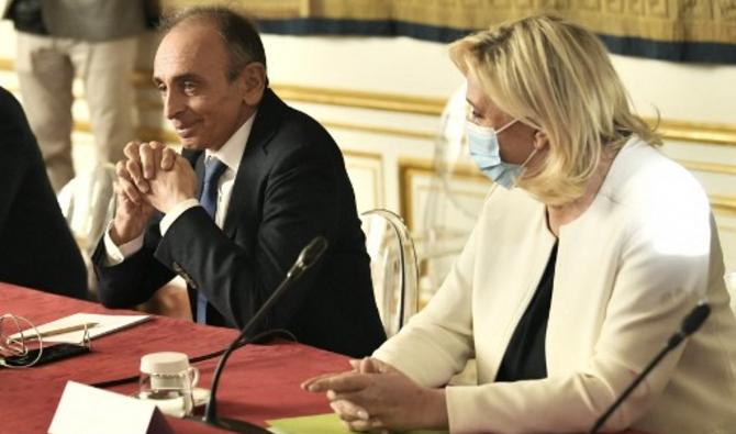 Les candidats à la presidentielle Eric Zemmour et Marine Le Pen assistent à un briefing sur la guerre en Ukraine dirigé par le Premier ministre français Jean Castex à l'Hôtel Matignon à Paris, le 28 février 2022. (Photo, AFP)