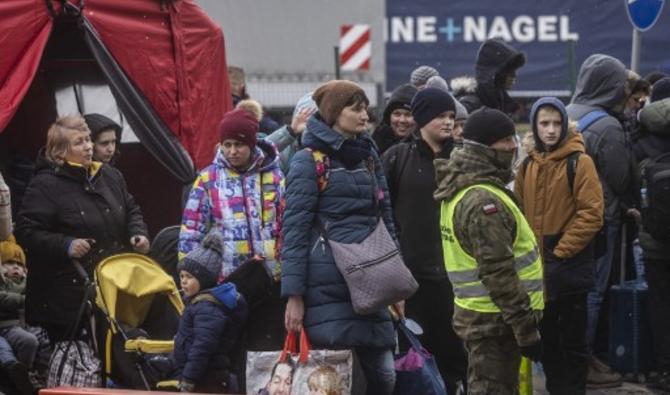Les réfugiés ukrainiens sont photographiés après avoir traversé la frontière ukraino-polonaise à Korczowa, le 2 mars 2022. (Photo, AFP)