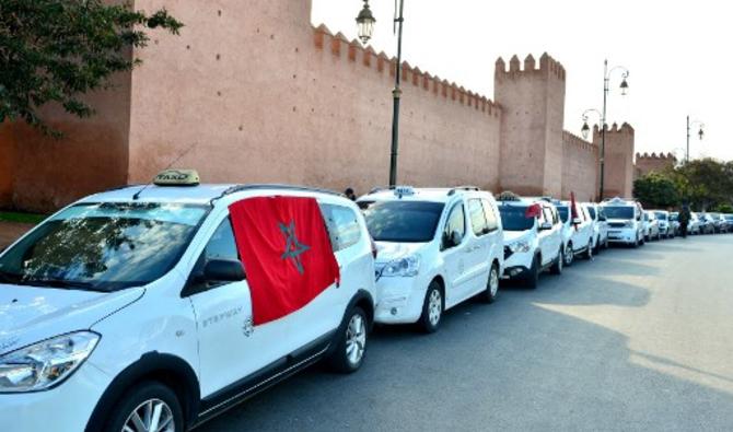 Des chauffeurs de taxi marocains participent à une grève pour protester contre la montée en flèche des prix du carburant, dans la capitale Rabat, le 7 mars 2022. (Photo, AFP)