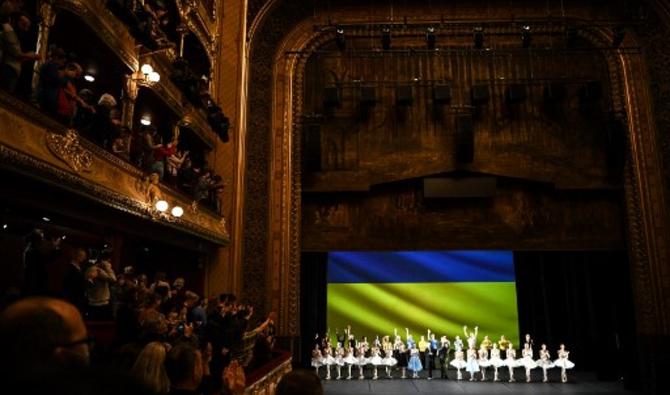 Des danseurs ukrainiens du Kiev City Ballet saluent le public à la fin de leur représentation avec un drapeau de l'Ukraine affiché sur scène au Théâtre du Châtelet à Paris le 8 mars 2022, dans le cadre d'une soirée de soutien à l'Ukraine après l'invasion russe , il y a 14 jours. (Photo, AFP)