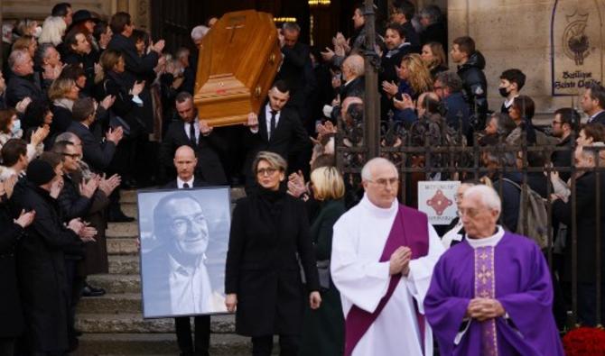 L’arrivée du cercueil a été saluée par des applaudissements nourris, selon la tradition réservée aux gens du spectacle et aux personnalités populaires. (Photo, AFP)