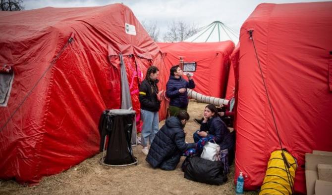 Des réfugiés ukrainiens sont vus dans un camp près du poste frontière slovaque-ukrainien à Vysne Nemecke, dans l'est de la Slovaquie, le 9 mars 2022. (Photo, AFP)