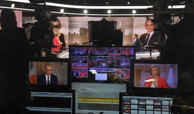 Eric Zemmour et Valérie Pecresse pendant un débat politique dans le cadre de leur campagne présidentielle sur le plateau de la chaîne de télévision française TF1, à Boulogne-Billancourt, le 10 mars 2022. (Photo, AFP)