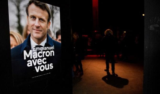 Une affiche de campagne du président français Emmanuel Macron lors d'un rassemblement de campagne présidentielle à Marseille, le 12 mars 2022. (Photo, AFP)