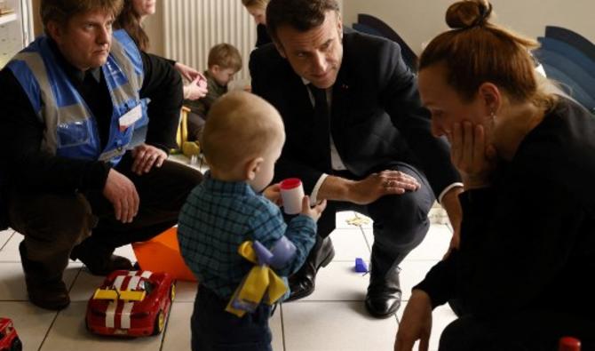 Le président français Emmanuel Macron visite un centre pour réfugiés ukrainiens à La Pommeraye, près de Mauges-sur-Loire, le 15 mars 2022. (Photo, AFP)